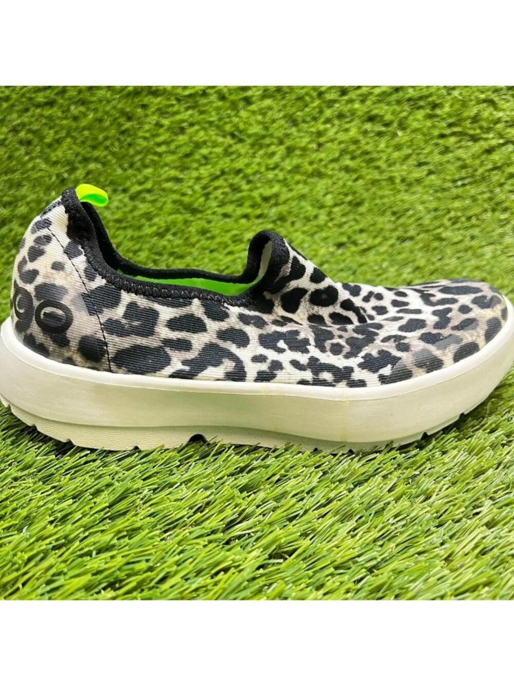 Oofos OOmg Eezee Leopard Print Womens Size 5 Black White Casual Slip On Shoes